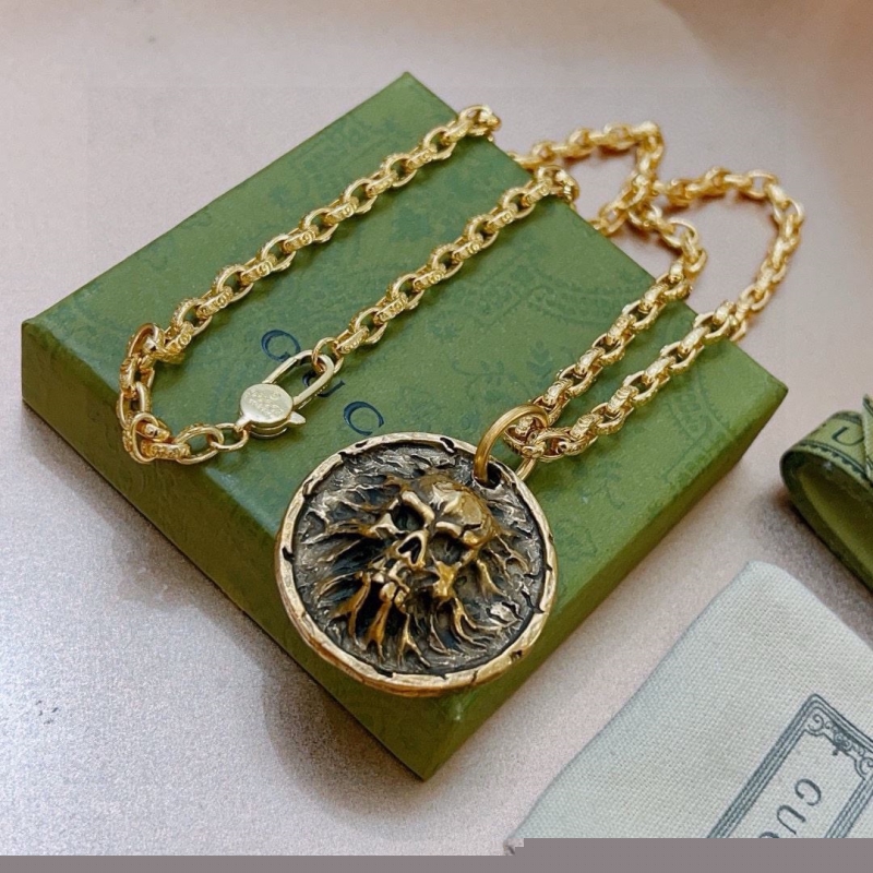 G*u*i necklaces